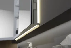 Armoire à glace aluminium murale salle de bain et toilettes, étagère avec miroir avec LED encastrée + prise, UP7012, H.70cmxL.80cm