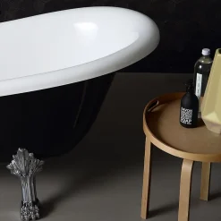 Baignoire Classique Noire Et Blanche Avec Pieds Argentés Romantica