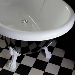 Baignoire ilot Charly ovale noire et blanche avec piétements blanc