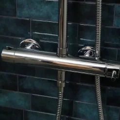 Colonne de douche chromée avec mitigeur mécanique Essebagno Luisa