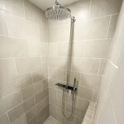Colonne de douche mécanique avec tablette chromée Essebagno Apsara II