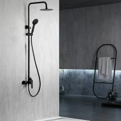 Colonne de douche noire mate en acier et laiton avec flexible et pommeau extraplats