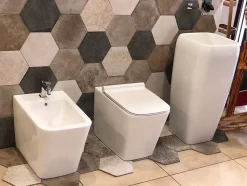 Couple de sanitaires au ras du mur et à poser ligne carré