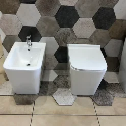 Couple de sanitaires au ras du mur et à poser ligne carré
