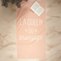 Drap de plage 70x140 cm en polyester collection KANEOHE modèle "La queen du bronzage" rose
