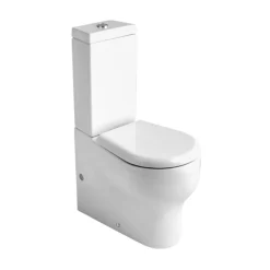 La Cuvette Des Toilettes Avec Réservoir De Chasse D'eau Monobloc Et Installation De La Chasse D'eau.