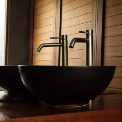 Lavabo à poser rond noir mat céramique avec garniture de vidage