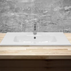 Lavabo en céramique blanc avec garniture de vidage et trop-plein