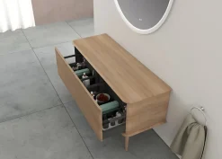 Meuble sous-vasque à suspendre l.141 cm avec plan de toilette et pieds H.29 cm, effet chêne tabac, Idra