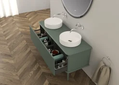 Meuble sous-vasque à suspendre l.141 cm avec plan de toilette, 2 vasques à poser et pieds H.29 cm, vert mat, Idra