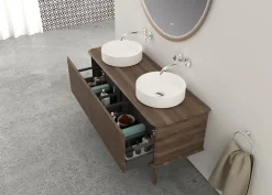 Meuble sous-vasque à suspendre l.141 cm avec plan de toilette, 2 vasques à poser et pieds H.29 cm, effet noyer, Idra