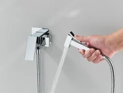Mitigeur Chrome Encastré pour WC - Douchette Ergonomique, Résistante à la Corrosion, Installation Murale Discrète en Laiton.