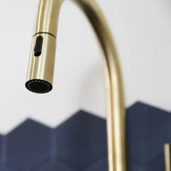 Mitigeur de cuisine doré avec douchette Essebagno Architek