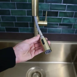 Mitigeur de cuisine doré avec douchette Essebagno Architek