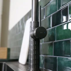 Mitigeur de cuisine gun métal avec douchette Essebagno Architek