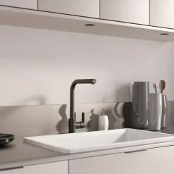 Mitigeur de cuisine noir mat avec douchette Kramer Groupe Nook
