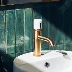 Mitigeur de lavabo cuivre et marbre blanc Essebagno Manopola