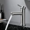 Mitigeur de lavabo monocommande en acier inoxydable, mitigeur de salle de bain au design moderne, eau chaude et froide réglable