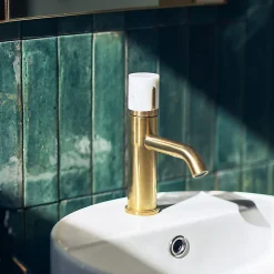 Mitigeur lavabo bas avec vidage en laiton doré et marbre blanc, Essebagno Manopola