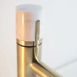 Mitigeur lavabo bas avec vidage en laiton doré et marbre blanc, Essebagno Manopola
