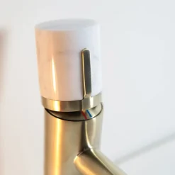Mitigeur lavabo bas avec vidage en laiton doré et marbre blanc, Essebagno Manopola