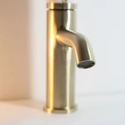 Mitigeur lavabo bas avec vidage en laiton doré et marbre blanc, Essebagno Manopola