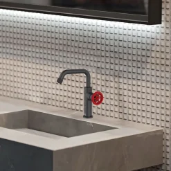 Mitigeur lavabo bas noir et manette rouge Essebagno Indus