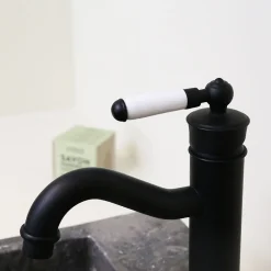 Mitigeur lavabo bas noir Essebagno Leeds