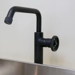 Mitigeur lavabo haut noir Essebagno Indus