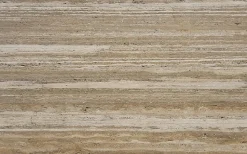 Panneau 2500x1200x25 mm en véritable Travertin strié sur composite à chants nus