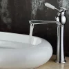 Robinet de lavabo à poignée unique, finition en chrome