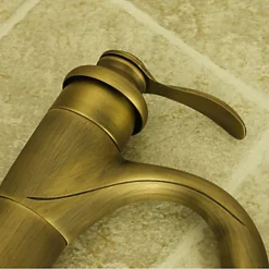 Robinet lavabo, finition en laiton pour un style classique