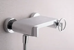 Set douche en laiton et zamak chrome avec tuyau PVC 180 cm et douchette ronde