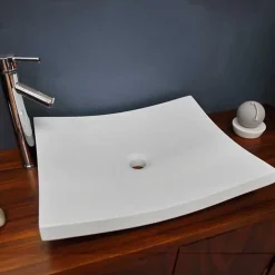 Vasque plate blanche en résine à poser pour salle de bain moderne