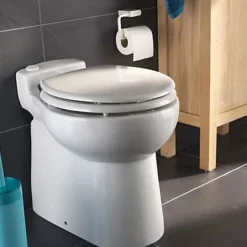 WC broyeur Turboflush compact l.24,5 x H.47 x P.54,5 cm, blanc en céramique anticalcaire, 500W, double chasse et abattant antibactérien